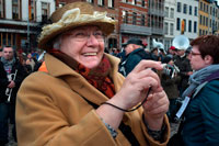 Binche festa de carnaval a Bèlgica Brussel·les. Dona major presa de fotografies. Música, ball, festa i vestits en Binche Carnaval. Esdeveniment cultural antiga i representativa de Valònia, Bèlgica. El carnaval de Binche és un esdeveniment que té lloc cada any a la ciutat belga de Binche durant el diumenge, dilluns i dimarts previs al Dimecres de Cendra. El carnaval és el més conegut dels diversos que té lloc a Bèlgica, a la vegada i s'ha proclamat, com a Obra Mestra del Patrimoni Oral i Immaterial de la Humanitat declarat per la UNESCO. La seva història es remunta a aproximadament el segle 14.